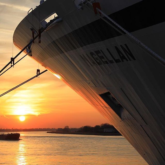 Samenspel tussen de Schelde, de zon en cruiseboot Magellan eerder deze avond #antwerpen #visitantwerp #cruiseshipmagellan #schelde #zonsondergang